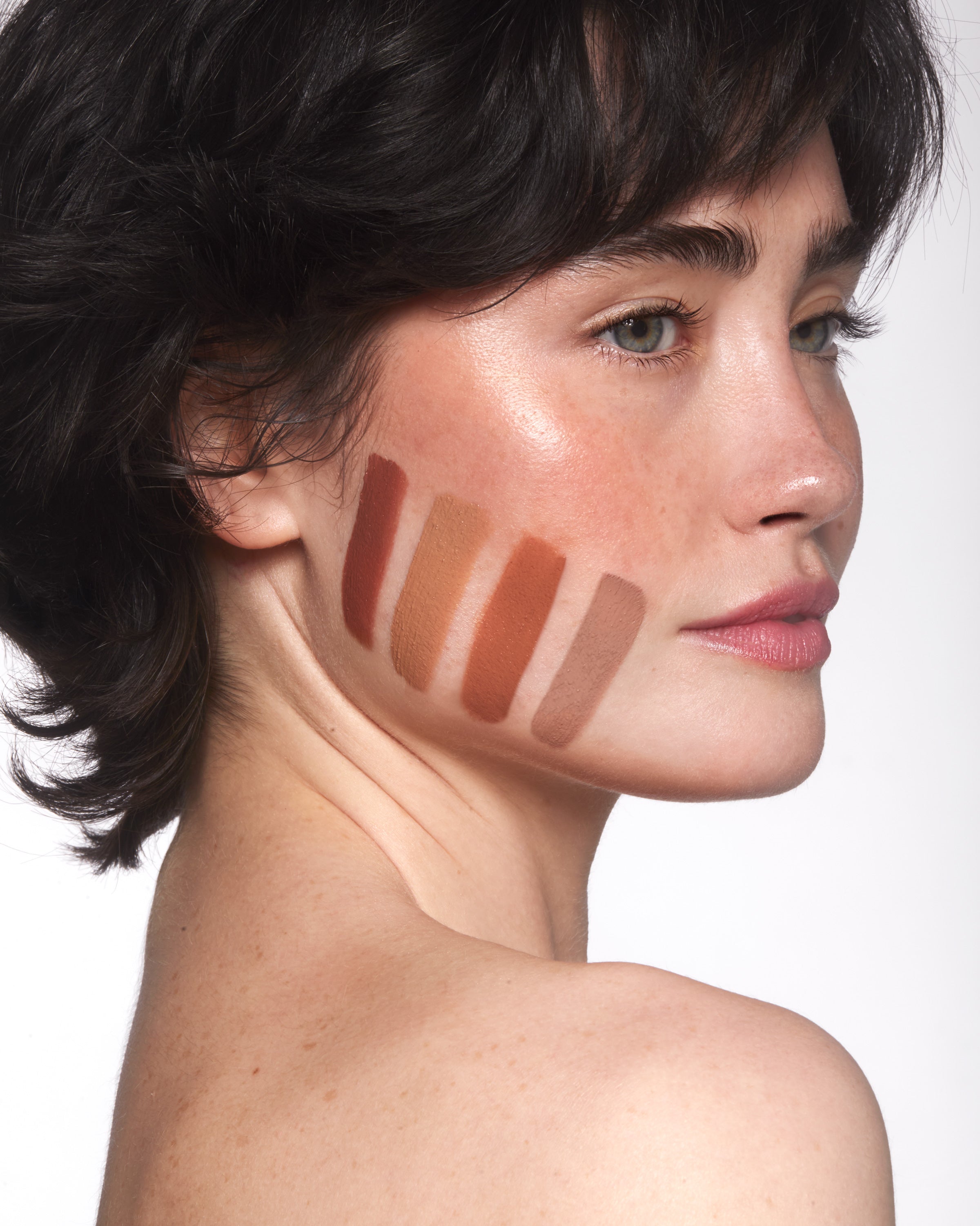 Swatche kremowych bronzerów Sculpt Balm na skórze