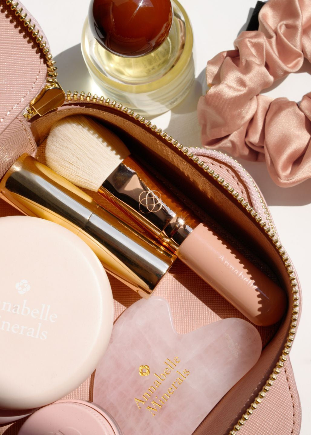 Organizer na kosmetyki Annabelle Minerals z miejscem na pędzle i kosmetyki mineralne