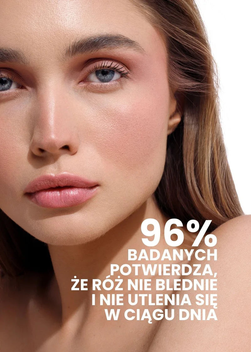 Zbliżenie twarzy z makijażem podkreślającym róż i tekstem o trwałości kosmetyku