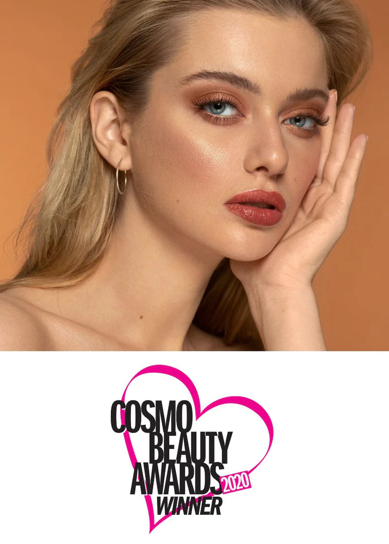 Portret osoby z długimi blond włosami, trzymającej rękę przy twarzy; nagroda Cosmo Beauty Awards 2021 dla rozświetlacza mineralnego Annabelle Minerals