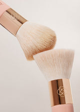 Różowo-złote pędzle kabuki i flat top Annabelle Minerals do makijażu z miękkim włosiem na białym tle
