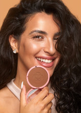 Bronzer mineralny Mocha Annabelle Minerals na skórze modelki