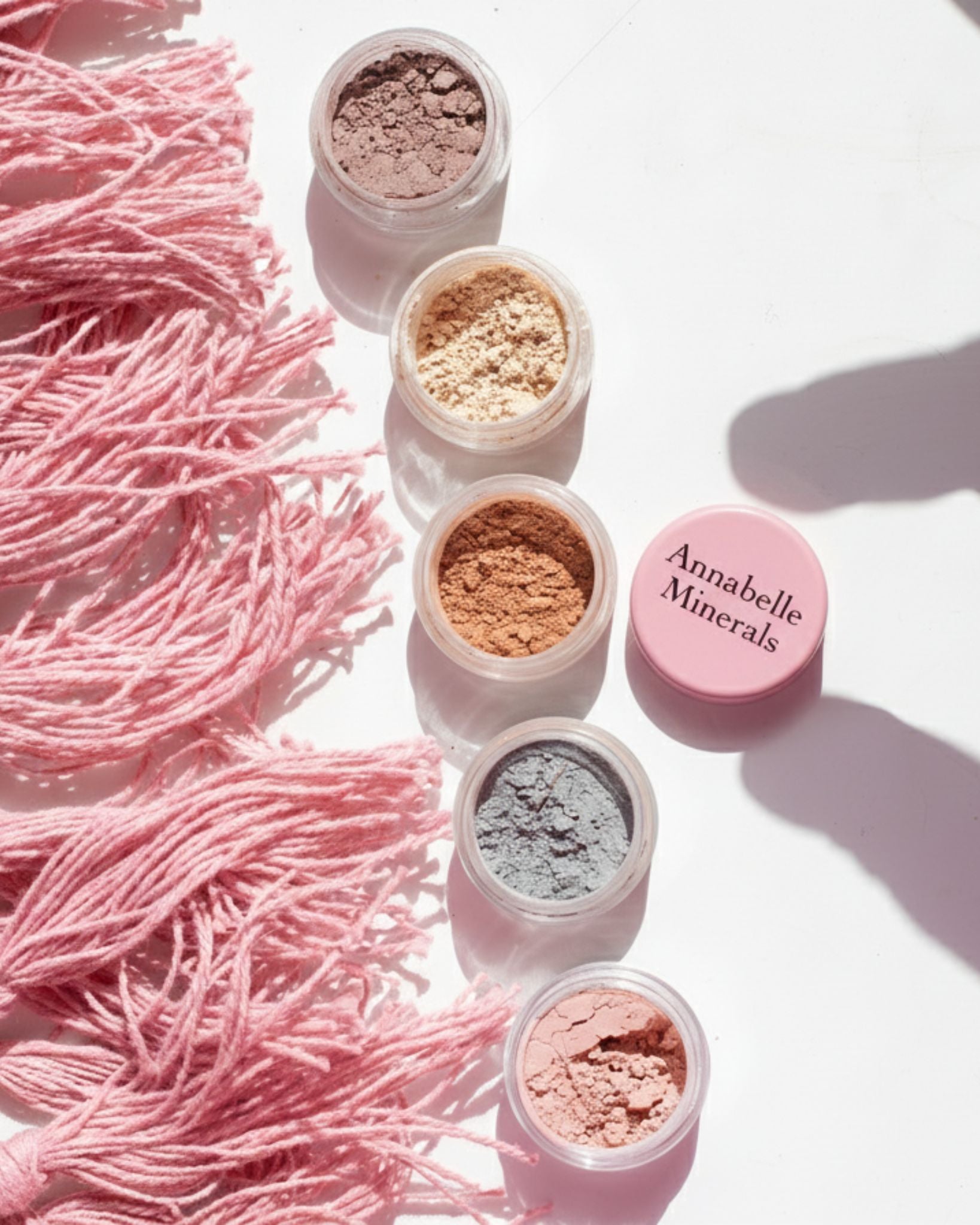 Naturlig subtilitet i miniformat. DAISY Mini Mineral Eyeshadow Set