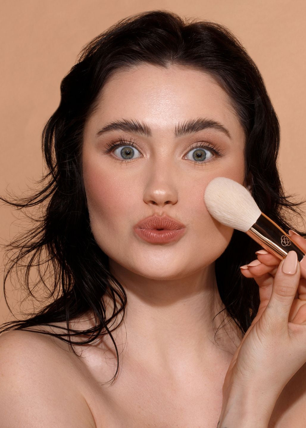 Aplikacja pudru mineralnego Annabelle Minerals na skórę twarzy