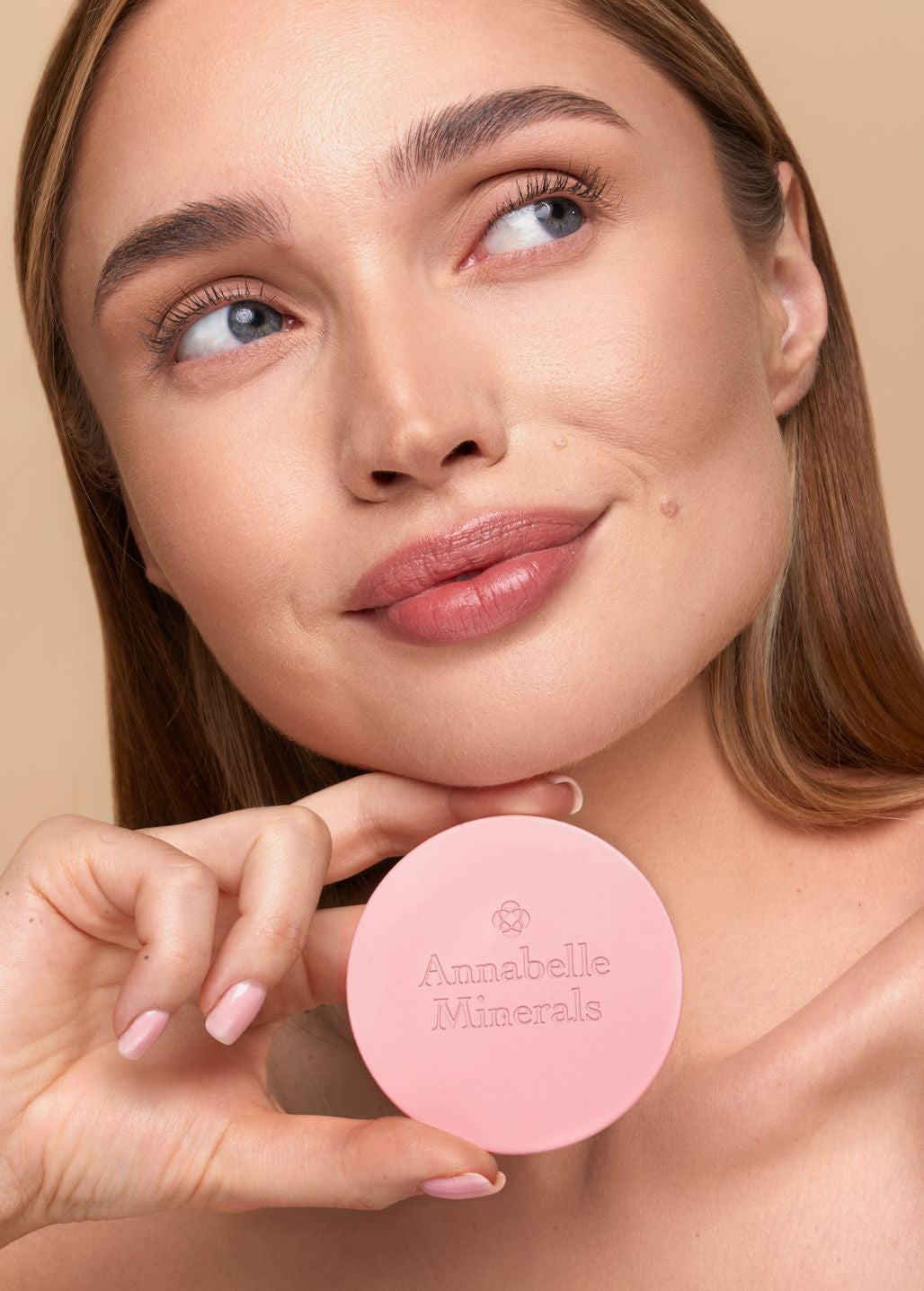 Modelka prezentuje prasowany bronzer mineralny Cafe Au Lait Annabelle Minerals