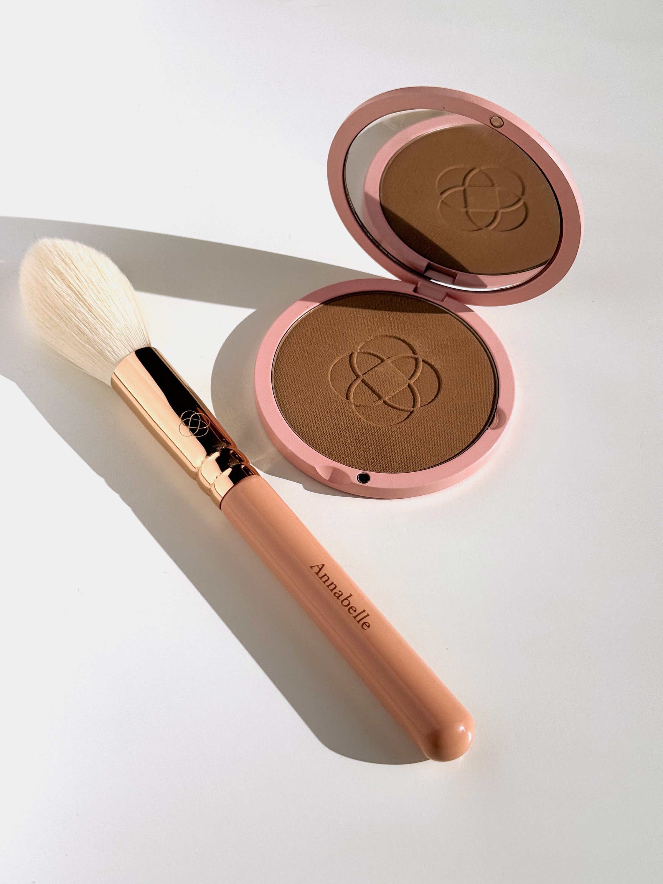 Prasowany bronzer Annabelle Minerals z pędzlem do konturowania i rozświetlacza