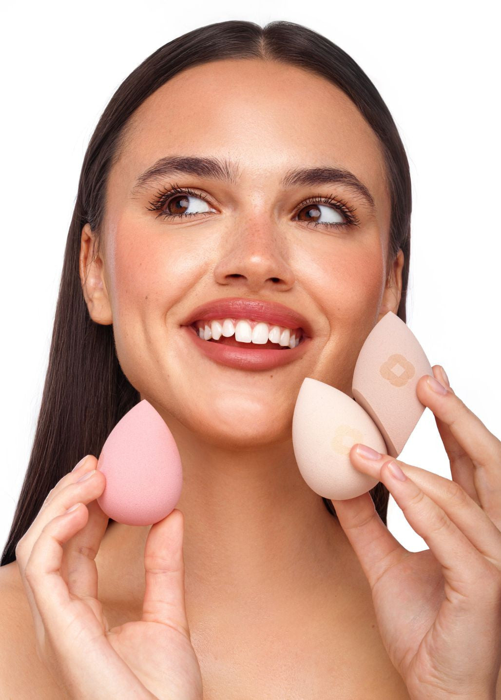 Modelka z gąbkami do makijażu Softie Annabelle Minerals