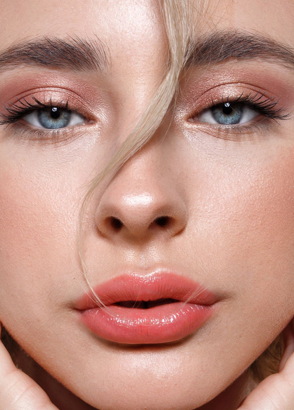 Kobieta z makijażem oka w odcieniu różowego złota wykonanym pigmentem Rose Gold Annabelle Minerals
