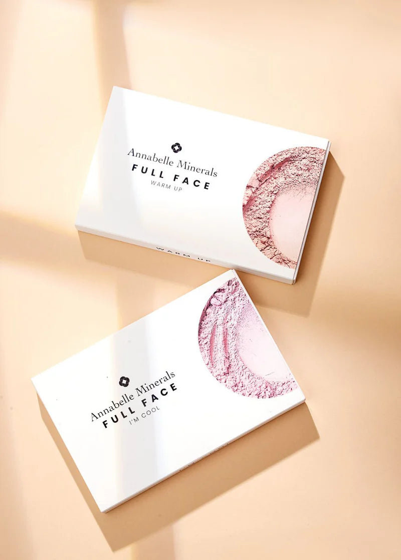 Minimalistyczne opakowania zestawów mini kosmetyków FULL FACE marki Anabelle Minerals na beżowym tle
