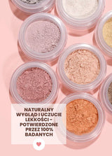 Kolorowe cienie glinkowe Annabelle Minerals w małych pojemnikach na różowym tle