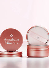 Różowy pojemnik kosmetyczny Annabelle Minerals z otwartą pokrywką