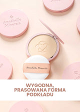 Otwarty kompakt z podkładem w prasowanej formie na różowym tle, z aplikatorem obok
